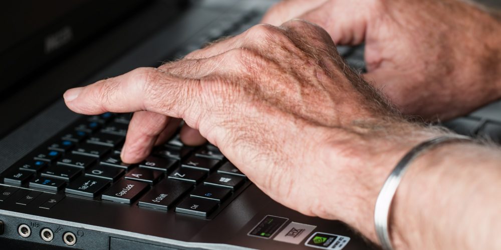 hands-545394_1920